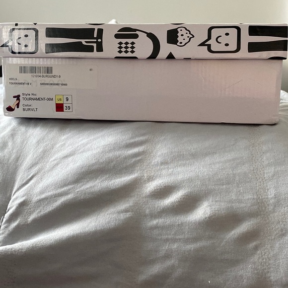 Never Worn. Great for fall and winter looks - Picture 2 of 5